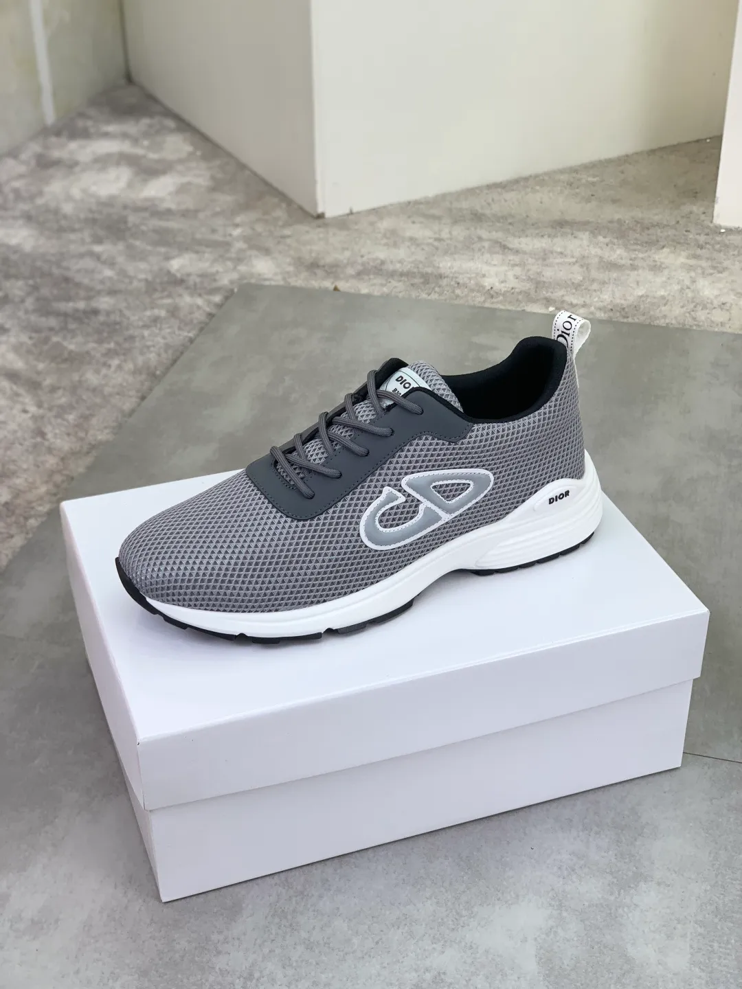 Men's Men's Shoes 💰P420 New Dior Chrono Fly Knit Shoes 2025 New B30 Series, in white and black fly knit series. Both sides are decorated with computer-printed CD logo, star patch on the tongue and Dior logo on the heel. Many details highlight the style. The interior is matched with the original color matching mesh, and the interior of the body is supported by low-temperature shaping sheets, and is filled with light feather cotton to keep the interior full and soft against the feet. The exclusive open-molded outsole adopts a one-piece molding process, so there is no need to worry about problems such as the opening and falling of sole decorative accessories. It is light and comfortable to wear, yet strong and wear-resistant. The two-color shoelaces are accessorized with exquisite metal five-pointed star pendants, creating a high-end, trendy and casual look at all times. Color: white black gray blue code number: 38-44